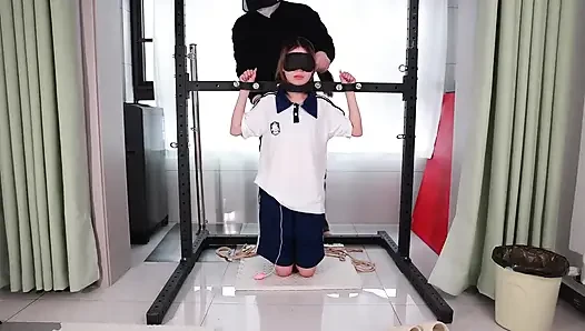 Yerinde metal tıkaçlı bir kız, diliyle oynuyor