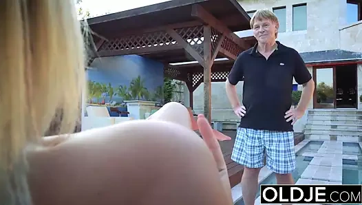 Sevgililer günü dede sikikleri genç kedi ve gets bir oral seks