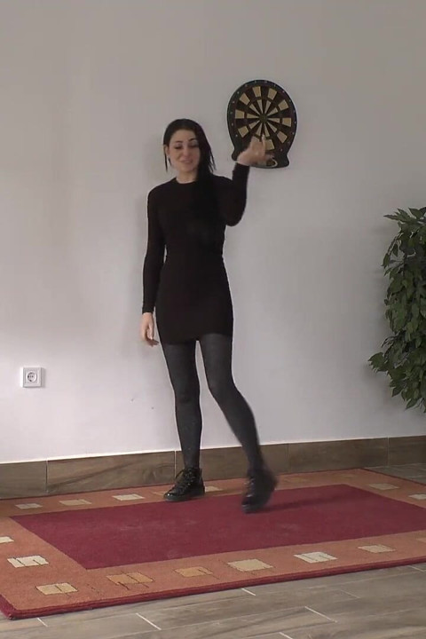Güzel dyanna köleyi tekmeliyor