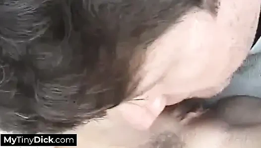 Küçük yaraklı oral sekste çarpıcı sarışın orta yaşlı seksi kadın uzmanı
