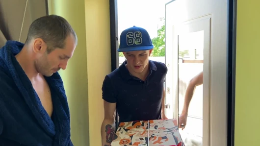 Adam pizza kuryesinde sikiliyor ve boşalıyor