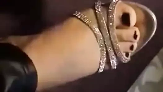 MİLF gösterir onu topuklar