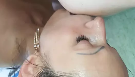 Amcığım sandalyede oturuyor - lezbiyen-candys