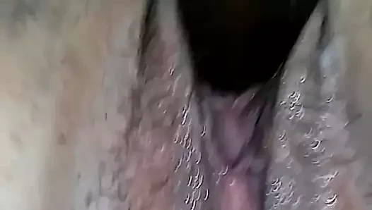 Yavaş hareket ıslak kedi bırakarak