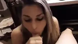 Muhteşem civciv emme dev çük sırasında web kamerası gösteri