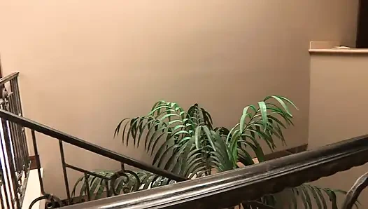 Sevimli genç sürtük çok büyük bir yarakla sikiliyor