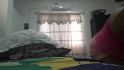 Sapık komşu süt biriktirdi ve lezzetli bir siyah yarağı sikmek istiyor