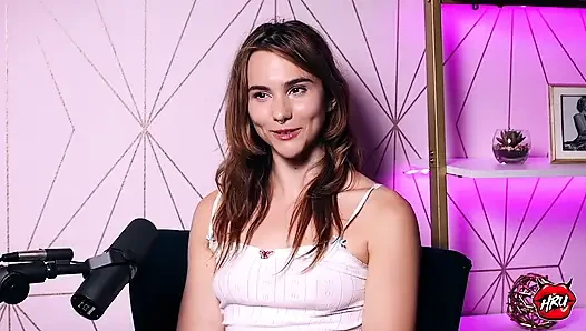 Ophelia Fae yetişkin eğlencesinde lezbiyen olarak gerçek kalmaya devam ediyor