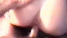 Sıcak sarışın darbeler almak becerdin ve alır the yük üzerinde ona göt