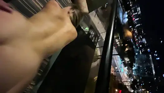 Une belle fille enceinte se fait baiser sur le balcon de l’hôtel et dans le couloir