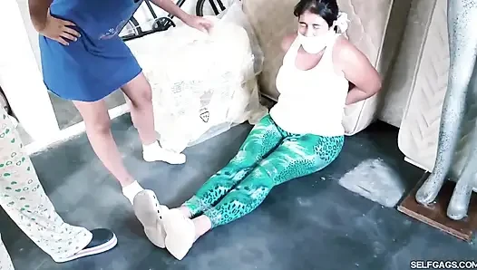 Veletlerin kendi dadısı esaret altında