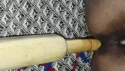 İri güzel kadının göğüslerine masaj yapıyor