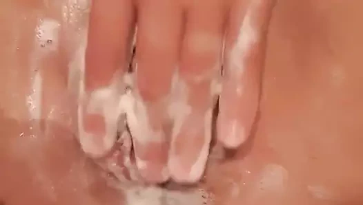 Amımı arap sabunuyla köpürttüm ve parmakladım