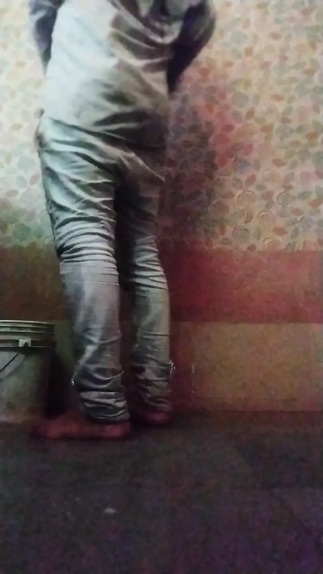 Köylü oğlanları domsuyor. Büyük yaraklı adam sikiş