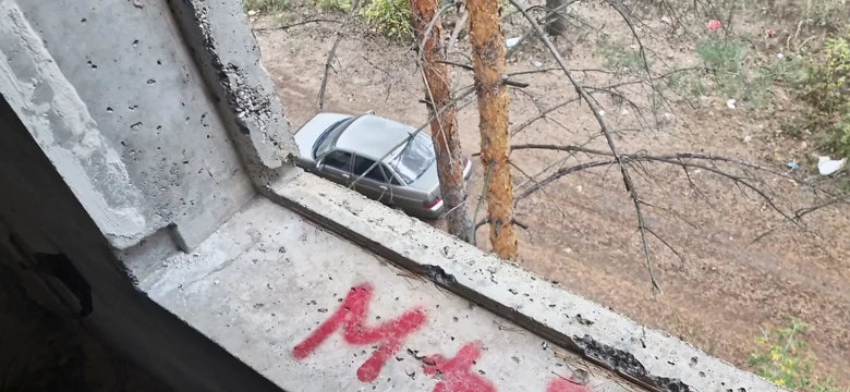 Terk edilmiş bir fabrikada genç bir sikici babasıyla tanıştı ve gelene kadar deliklerini sert sikti