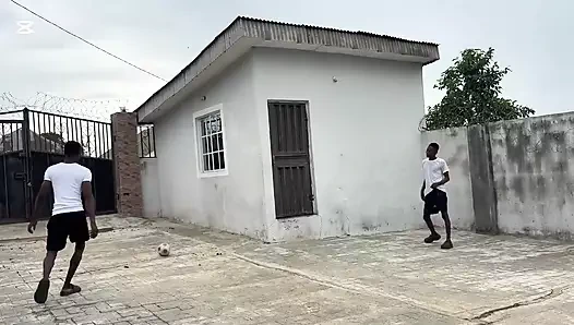 Ateşli Afrika futbolu prezervatifsiz