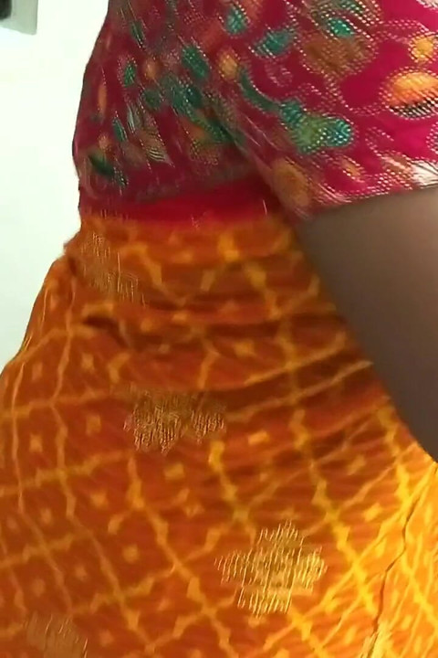 Güzel Hintli yenge komşu arkadaşıyla sari içinde romantik sikişiyor