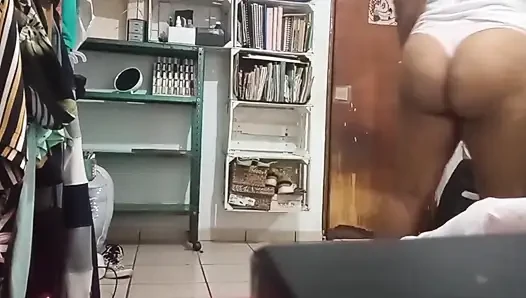 Karmica kızı odayı temiziyor, hamile tombul kız