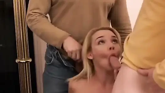 Harika sarışın hatun ateşli grup seks eyleminde iki yarağı birden alıyor