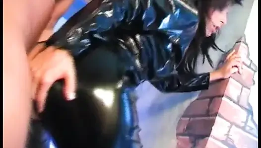 Deri elbiseli çarpıcı fetiş esmer maskeli kölesi tarafından sikiliyor