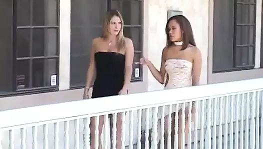 2 ateşli kız bir adamı ziyaret ediyor ve masada sikiliyor