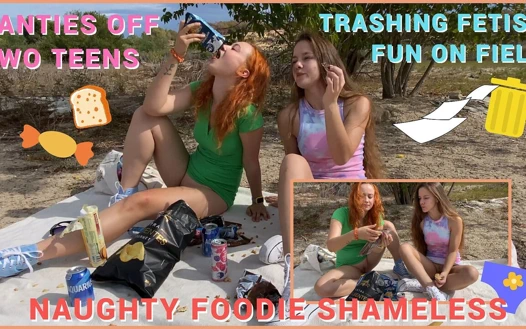 Tarlada çöp piknik. İki kız külotsuz eğleniyor