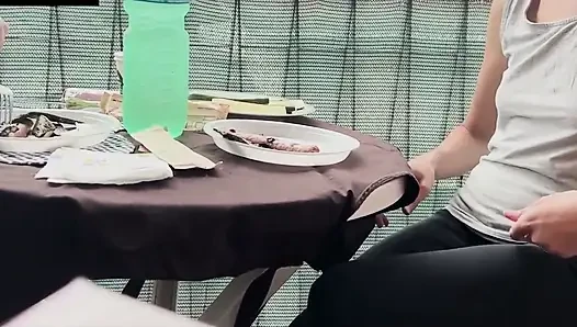 Lara et yiyor, sonra sakso çekiyor ve kanepede dölleniyor