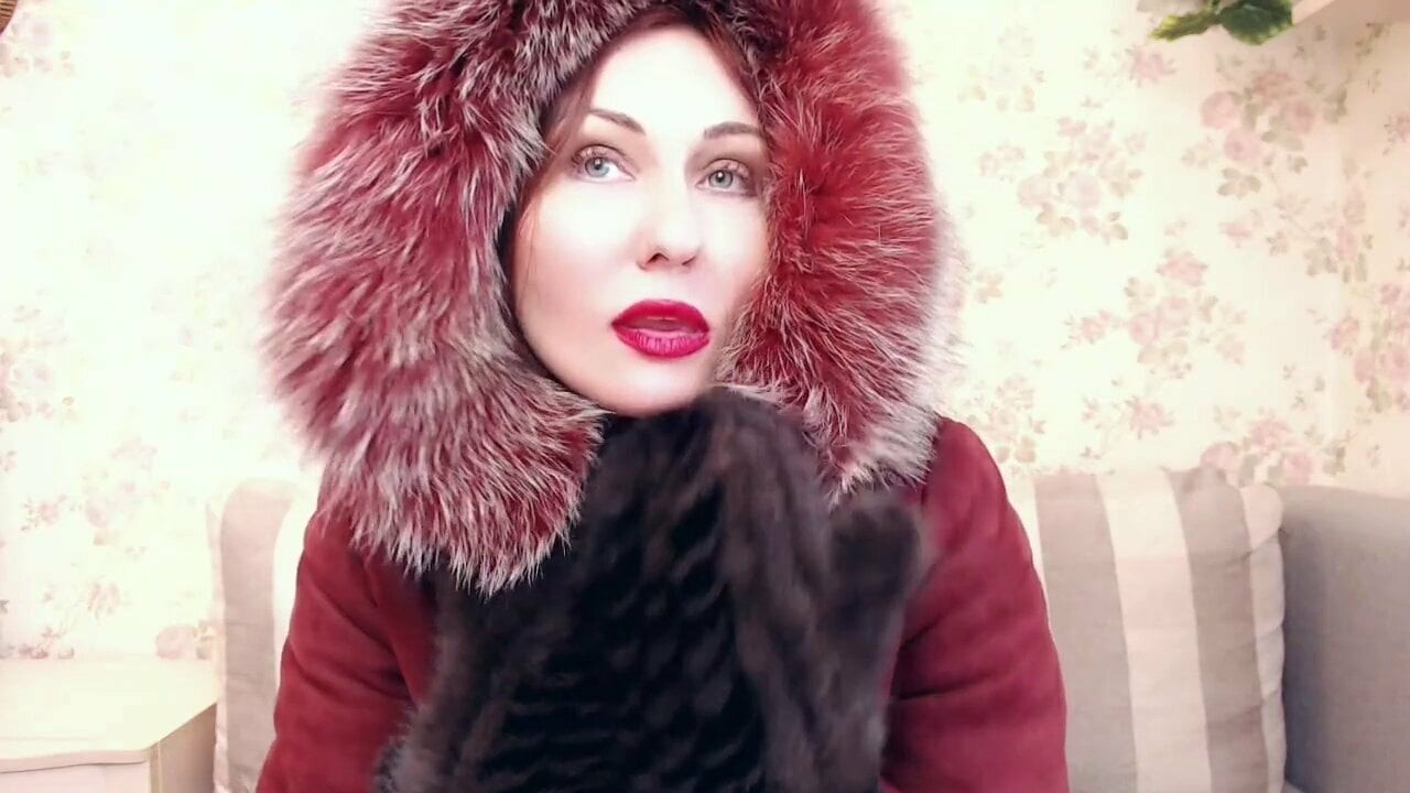 Kürk fetişi, kürk manto, kürk eldiven ve kürk şapkalı anne