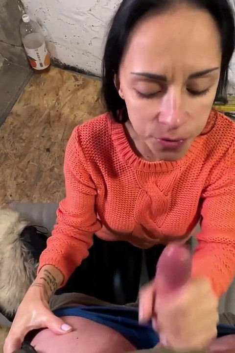 Üvey anne beklenmedik bir şekilde üvey oğlu inşaat işçisi mi emiyor?! Ağzına boşalıyor