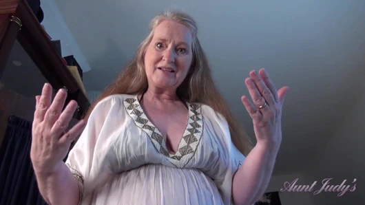 Teyze Judys - 61 yaşındaki büyük memeli gilf üvey annen Maggie sana mastürbasyon yapıyor (pov)