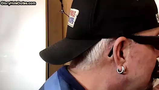 Olgun eşcinsel göt deliği saksodan sonra yakın çekimde sikiliyor