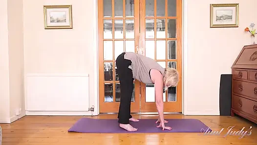 Auntjudys - büyük memeli olgun orta yaşlı seksi kadın Amy - yaramaz yoga egzersizi