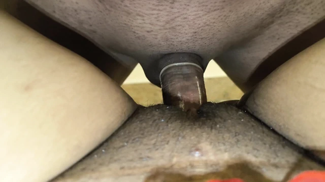 Sulu amcığıma boşalana kadar gerçekten iyi seks yapıyorum