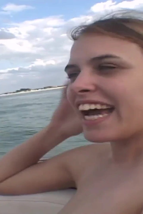 Hareketli teknede çift dildo denemesi