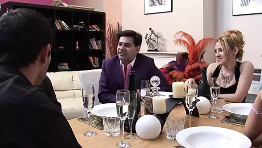 Pis milf gets ona göt delinmiş içinde bir grup seks sahne