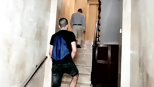 Büyük yaraklı adam şanslı götünü dölle dolduruyor.