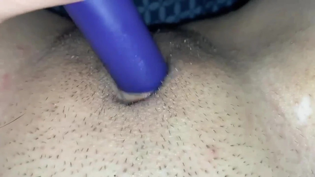 Играю с тугой киской