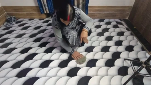 Güzel hizmetçi odayı temizlemeye geldi ve sahibi onu yakaladı ve sikti.