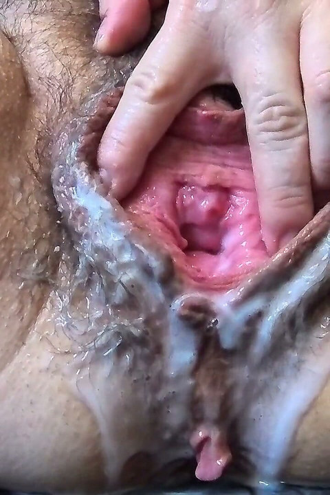 Ateşli orta yaşlı seksi kadınla çömelme ve çifte orgazm