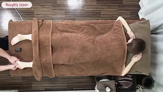 Yorgun bekar anne uzun günlerinin ağırlığını eritmek için güçlü, rahatlatıcı bir masaj istiyor - bölüm 1