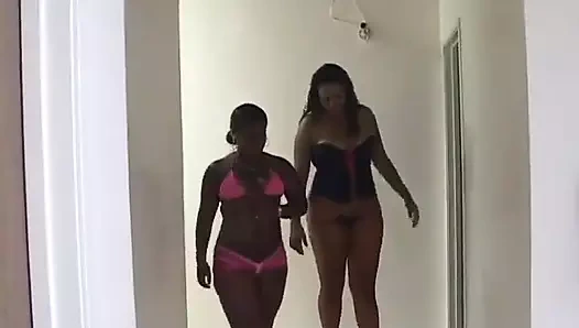 Başka bir sürtük sikini emerken bir kızın yüzüne binmesini izle