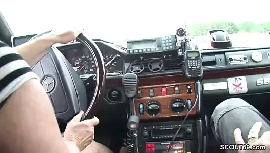 Mutti ist Taxifahrerin und fickt gerne mal mit ihren Kunden