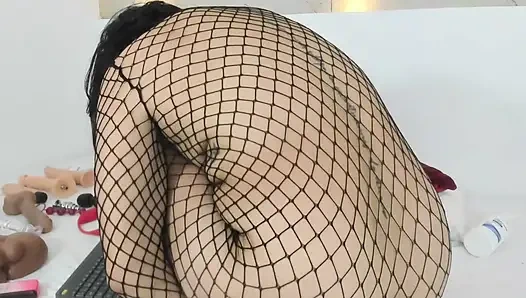 Olgun kadın yuvarlak götünü sikiyor ve en sevdiği dildoyla götünü açıyor