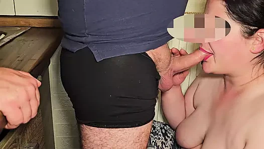 Derin gırtlak, büyülü dil oyunu, ağzıma boşalıyor ve ona sütüyle nasıl oynadığımı gösteriyorum .1part