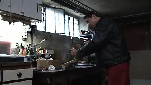 Sarışın genç erkek avcısı biraz anal seksin tadını çıkarıyor