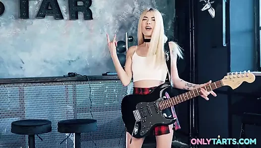 Rising star - üvey kız kardeş üvey erkek kardeşinin büyük yarağıyla nasıl oynayacağınızı öğreniyor