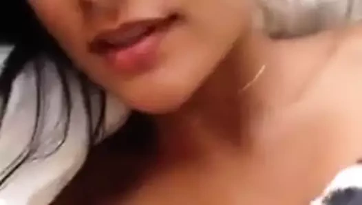Seksi latina büyük göğüsler sürtme kedi içinde yatak