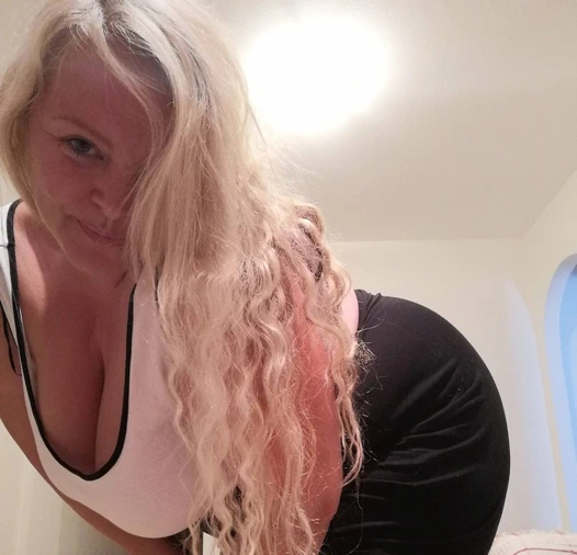 Duş zamanı - büyük doğal memelerimle oynamak