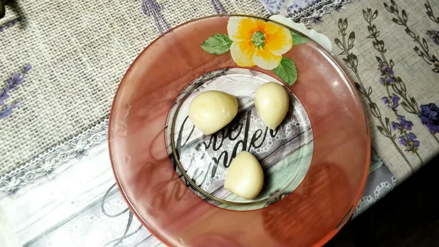 Mutfak hazırlığı yanlış gitti - yalnız erkek mavi eldivenle mastürbasyon yapıyor