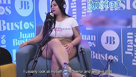Doğal büyük memeli orta yaşlı seksi kadın Antonella Jones ateşli bir podcast'te büyük zenci yarağıyla sikişiyor